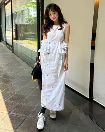 비비. 엘로디 프릴 드레스
