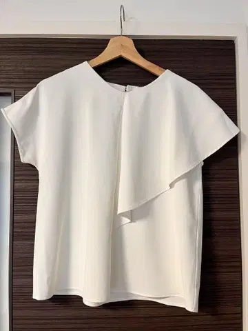 THE SUIT COMPANY V넥 블라우스/프렌치 슬리브 화이트