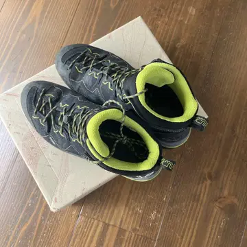 MTT 등산화 블랙/옐로우 컬러 Vibram 밑창