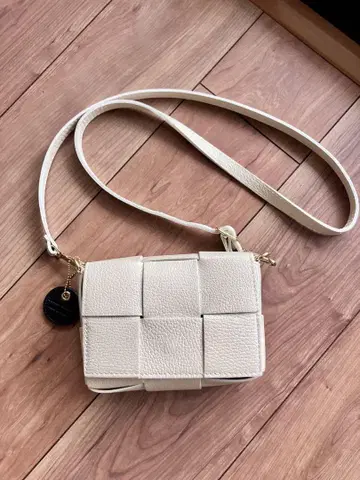 Borsa Carina 천연 가죽 숄더백 아이보리