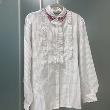 Jeune Jardin 화이트 블라우스 긴팔 빨간색 스트라이프 자수