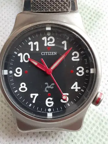 CITIZEN 블랙 다이얼 빨간색 바늘 시계