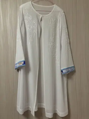 레오나르 미사용 자수 화이트 노카라 자켓 가디건