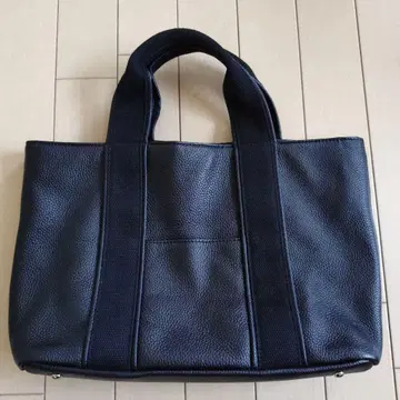 Falchi New York 슈링크 소가죽 테이프 악센트 토트백