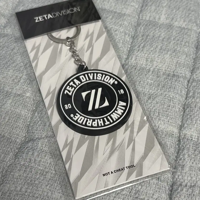 ZETA DIVISION VALORANT キーホルダー VARSITY RUBBER KEY CHAIN | ZETA DIVISION STORE