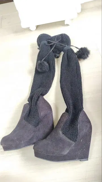 블랙 웨지 힐 부츠 폼폼 포함