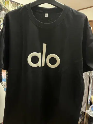 alo 로고 프린트 블랙 티셔츠