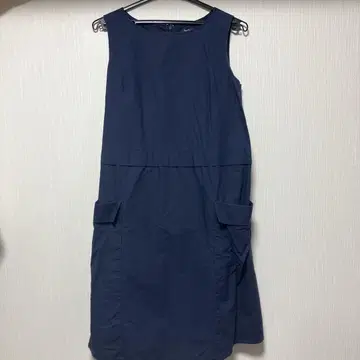 네이비 슬리브리스 원피스 어반 리서치