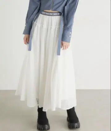 화이트 플레어 스커트 레이스