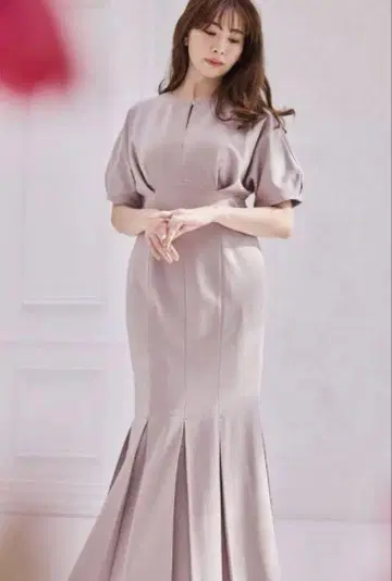 옅은 핑크 머메이드 스커트 반팔 원피스