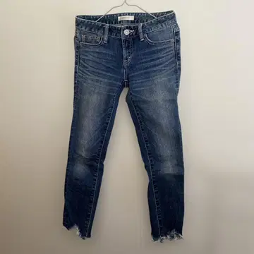 MOUSSY 스키니 데님 다크 블루 프린지 밑단