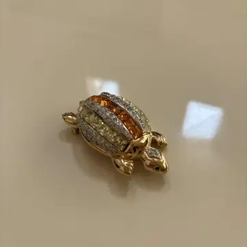 발렌티노 거북이 브로치 스톤 장식
