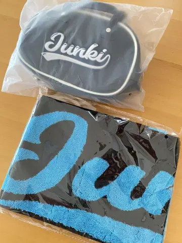 코노 준키 미니 보스턴과 타월