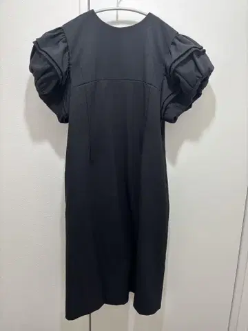 셀포드 블랙 퍼프 슬리브 롱 원피스