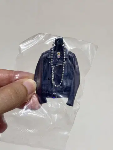 Schott의 ONESTAR 라이더를 미니어처로 재현한 키링