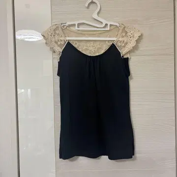 레이스 소매가 있는 블랙 탱크탑