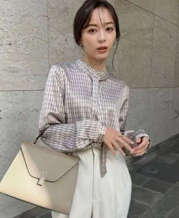 아누아스 긴팔 블라우스