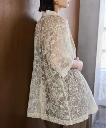AIC. 코드 자수 시어 하프 슬리브 자켓