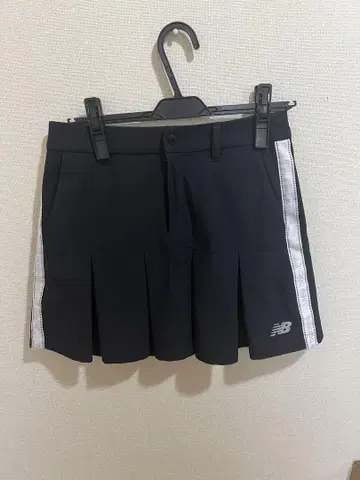 New Balance 블랙 플리츠 스커트