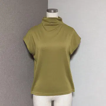 슬라이 보틀 하이넥 프렌치 슬리브 상의 머스타드