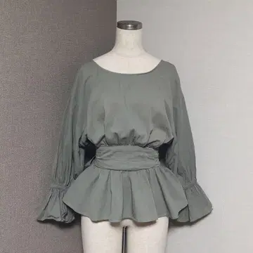 리엔다 백 카슈쿨 리본 페플럼 블라우스 카키