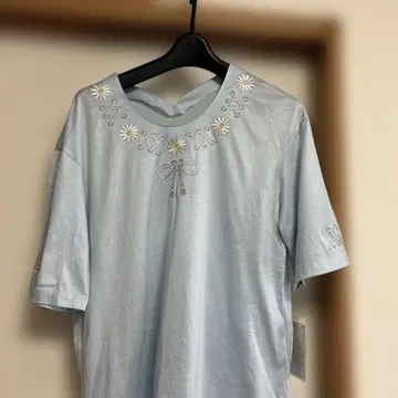 Leilian 자수 장식 스카이블루 반팔 티셔츠 9 AM