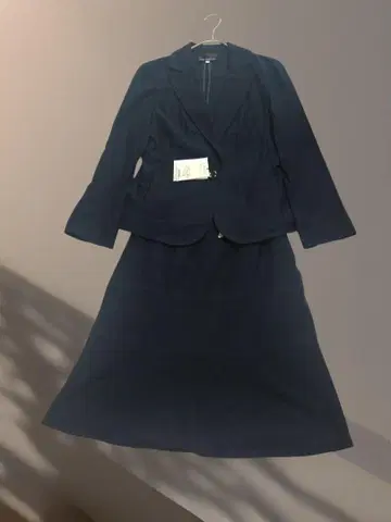 네이비 수트 싱글 자켓과 스커트 세트 오피스에도