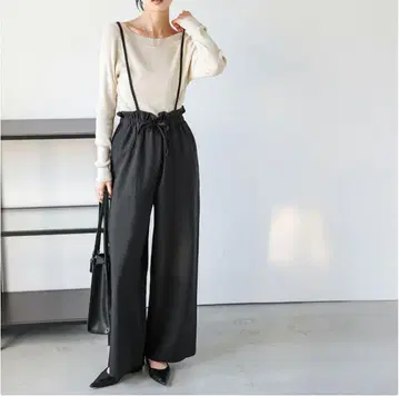 서스펜더가 달린 블랙 와이드 팬츠