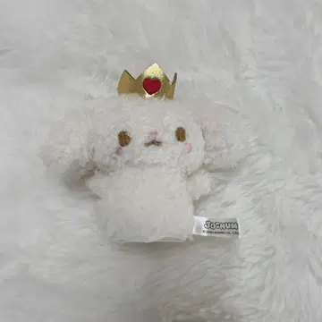 흰색 개 봉제 인형 왕관 포함