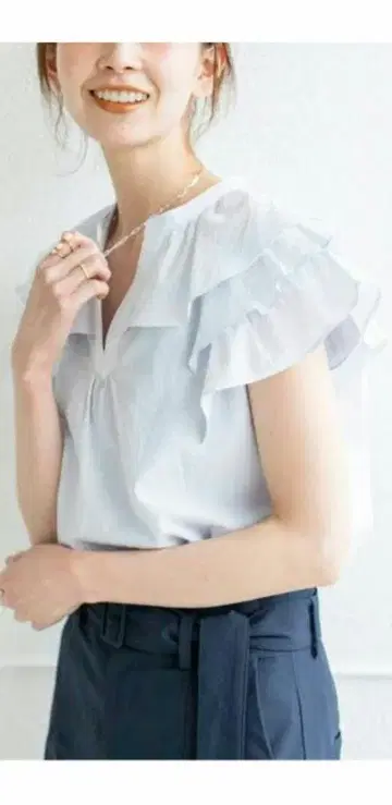 이에나 프릴 반팔 셔츠