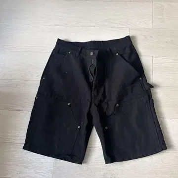 블랙 포켓 부착 숏 팬츠