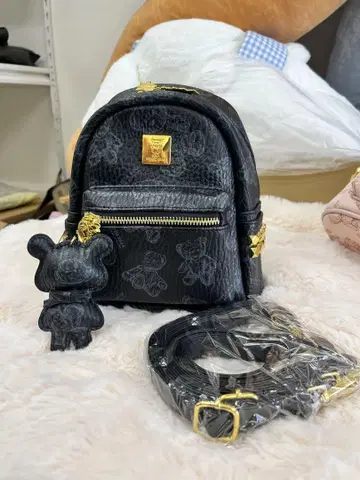곰 참이 포함된 블랙 백팩