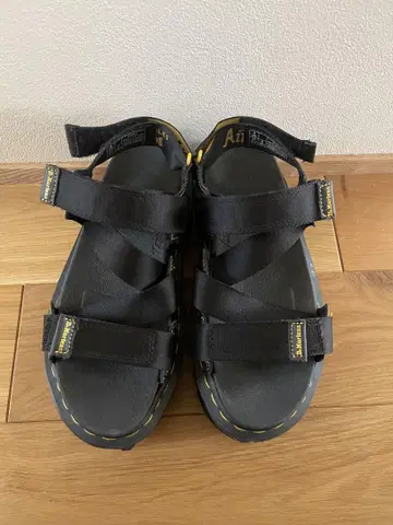 Dr. Martens 블랙 스트랩 샌들