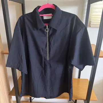 스튜디오스 하프 지퍼 블랙 반팔 셔츠