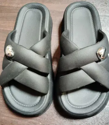 블랙 크로스 스트랩 샌들