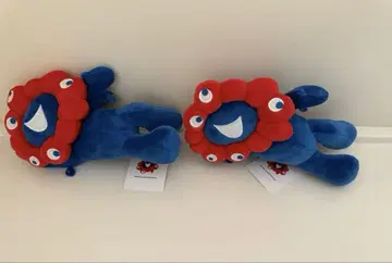 파란색과 빨간색 눈을 가진 꽃 봉제 인형