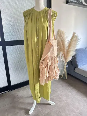 프릴이 달린 핑크 토트백