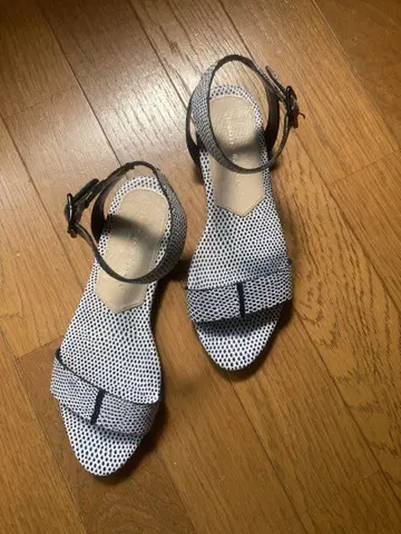 화이트 블랙 도트 무늬 앵클 스트랩 샌들 소가죽