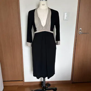 파올라 프라니 블랙과 베이지 V넥 롱 원피스