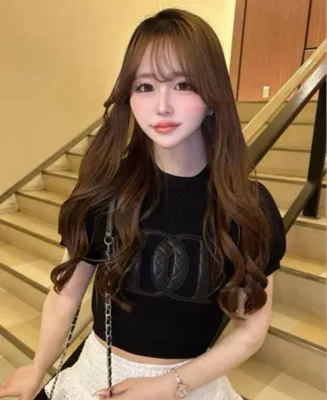 Darich 다리치 백 오픈 아플리케 니트 탑 반팔 블랙 로고