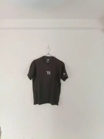 YS 로고가 들어간 블랙 티셔츠와 캡 세트