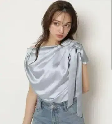 Rirandture 새틴 드레이프 블라우스