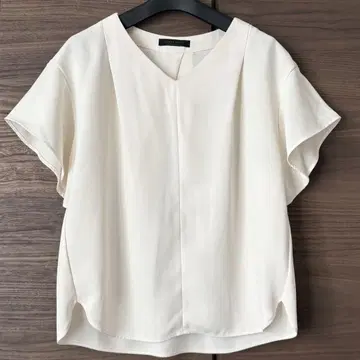 UNITED ARROWS V넥 블라우스