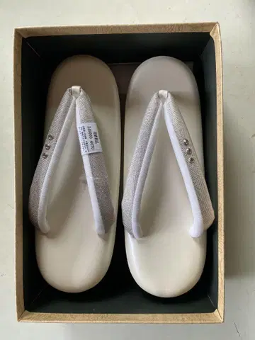비쥬가 달린 화이트 조리 L