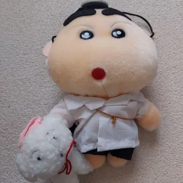 봉제 인형 캐릭터 화이트 셔츠 블랙 바지
