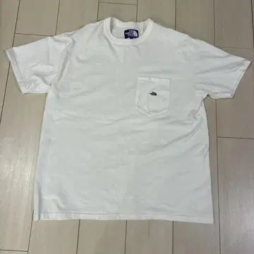 THE NORTH FACE 화이트 티셔츠 포켓 부착