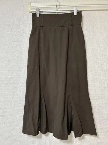 브라운 플레어 스커트 뒷면 지퍼