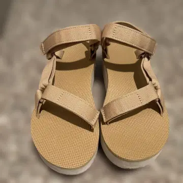 Teva 베이지 스포츠 샌들