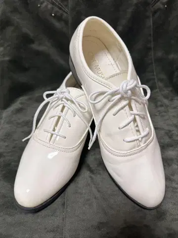 화이트 레이스업 슈즈