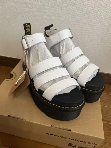 Dr. Martens 화이트 통굽 샌들